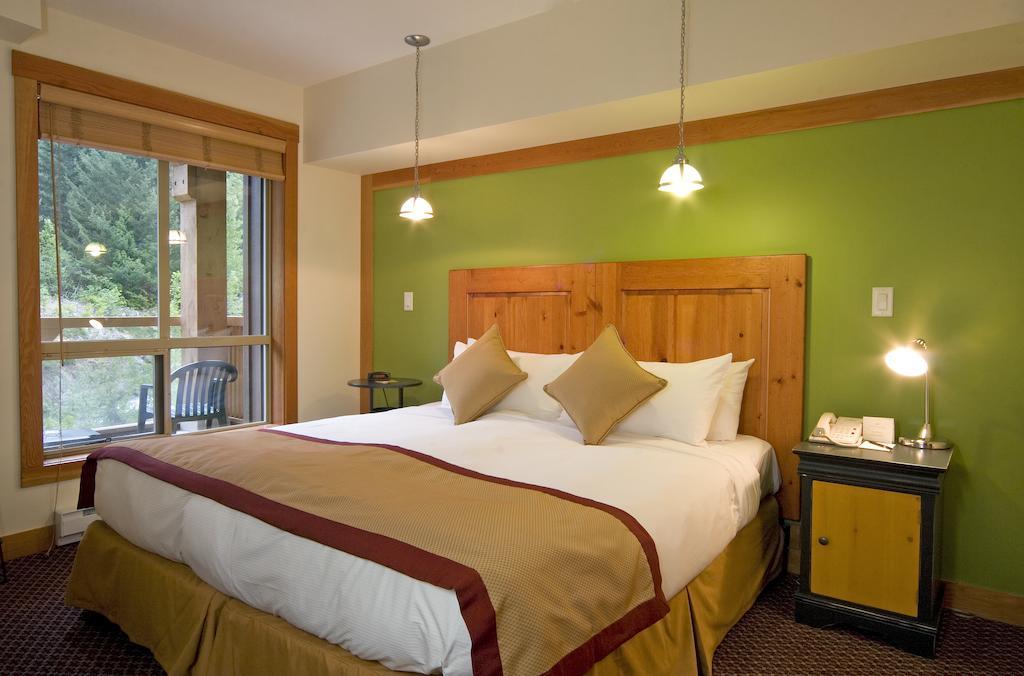 Lodging Ovations Hotel Уислър Екстериор снимка