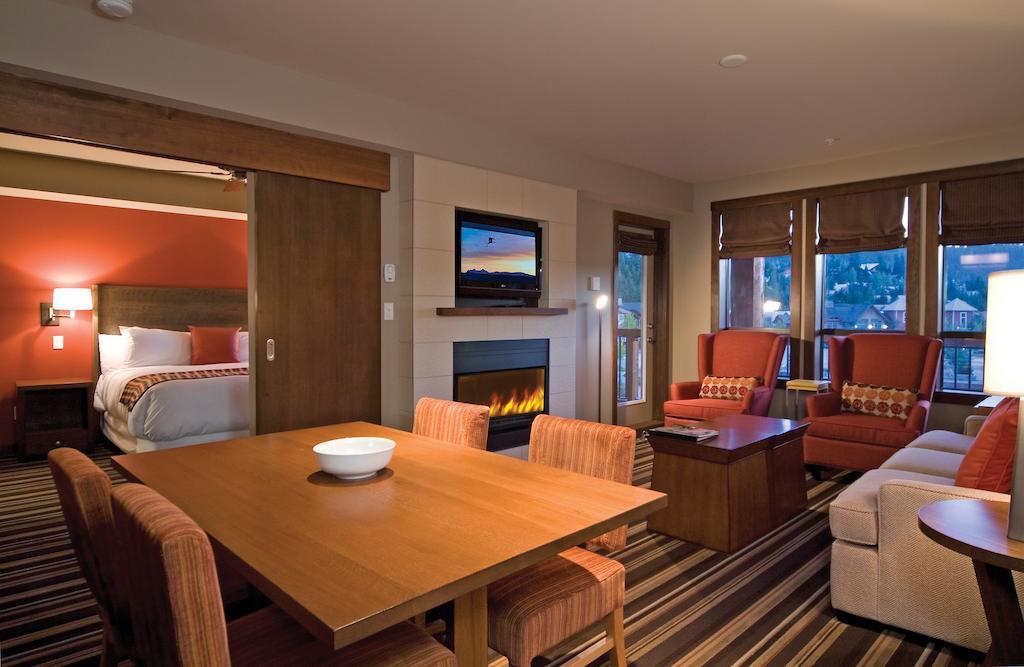 Lodging Ovations Hotel Уислър Екстериор снимка