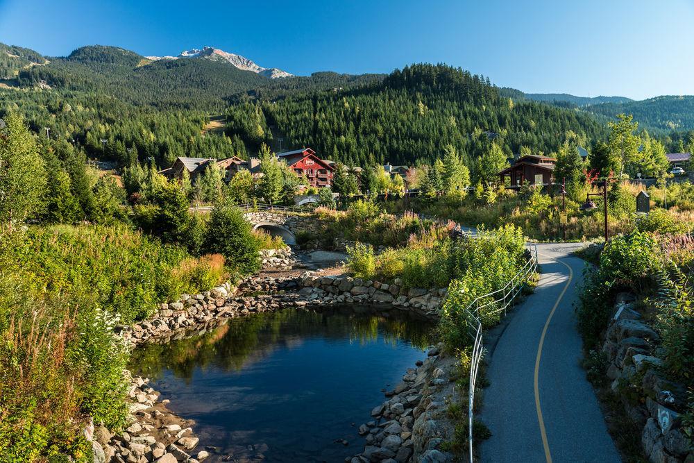 Lodging Ovations Hotel Уислър Екстериор снимка