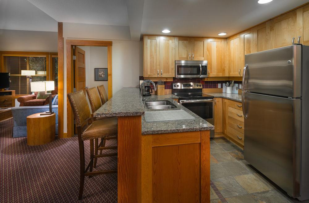Lodging Ovations Hotel Уислър Екстериор снимка