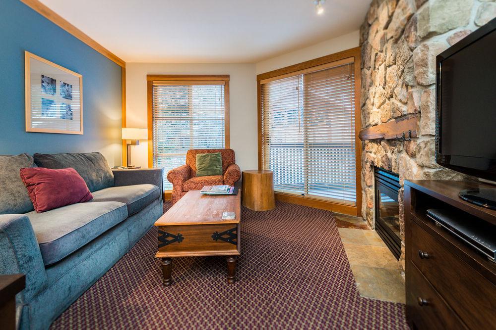 Lodging Ovations Hotel Уислър Екстериор снимка